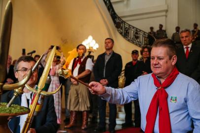  PORTO ALEGRE, RS, BRASIL, 14/09/2019: Acendimento da Chama Crioula: Governador em exercício, Ranolfo Vieira Júnior deu início, neste sábado às celebrações da Semana Farroupilha, comemorada, neste ano, entre 14 e 22 de setembro. Pela manhã, no saguão de entrada do Palácio Piratini, ocorreu o acendimento da Chama Crioula, que marca a abertura oficial da Semana Farroupilha.  (Foto: Omar Freitas / Agência RBS)Indexador: NGS