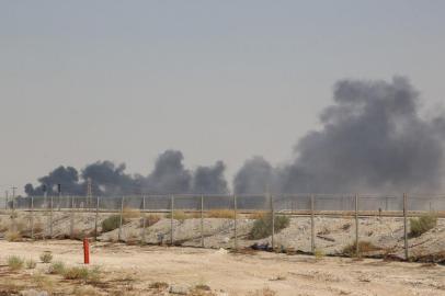 Smoke billows from an Aramco oil facility in Abqaiq about 60km (37 miles) southwest of Dhahran in Saudi Arabia's eastern province on September 14, 2019. - Drone attacks sparked fires at two Saudi Aramco oil facilities early today, the interior ministry said, in the latest assault on the state-owned energy giant as it prepares for a much-anticipated stock listing. Yemen's Iran-aligned Huthi rebels claimed the drone attacks, according to the group's Al-Masirah television. (Photo by - / AFP)