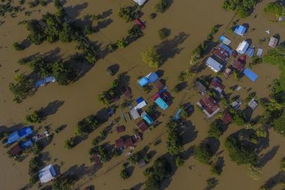 An aerial view of a flooded area in Ubon Ratchathani in Thailands northeastern province of Warin Chamrap district on September 14, 2019. - Floods in northeastern Thailand have inundated homes, roads and bridges, leaving over 23,000 people in evacuation shelters on September 14, as anger grows over the governments slow emergency response. (Photo by Krit Phromsakla Na SAKOLNAKORN / THAI NEWS PIX / AFP)