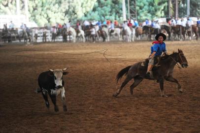  CAXIAS DO SUL, RS, BRASIL, 15/09/2019. Tradicionalismo - Acampamento Farroupilha nos pavilhões da Festa da Uva. Grande público prestigia o primeiro domingo dos festejos da Semana Farroupilha, nos Pavilhões da Festa da Uva, em Caxias do Sul. Entre as atrações, música, dança e provas campeiras, de laço e gineteada. (Porthus Junior/Agência RBS)Indexador: Porthus Junior                  