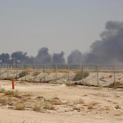  Smoke billows from an Aramco oil facility in Abqaiq about 60km (37 miles) southwest of Dhahran in Saudi Arabias eastern province on September 14, 2019. - Drone attacks sparked fires at two Saudi Aramco oil facilities early today, the interior ministry said, in the latest assault on the state-owned energy giant as it prepares for a much-anticipated stock listing. Yemens Iran-aligned Huthi rebels claimed the drone attacks, according to the groups Al-Masirah television. (Photo by - / AFP)Editoria: DISLocal: AbqaiqIndexador: -Secao: fireFonte: AFPFotógrafo: STR