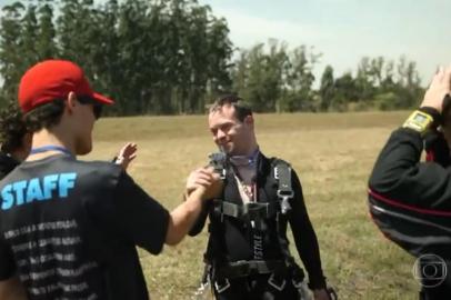 Morador de Caxias, Matheus Rocha mostra que a Síndrome de Down não o impede de realizar sonhos. Ele esteve no Domingão do Faustão, onde pulou de paraquedas.