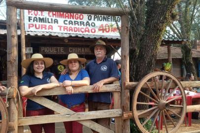  15.09.19 - PORTO ALEGRE (RS). Héwillyn Carrão, Taís Schappo e Jorge Carrão, do Piquete Chimango