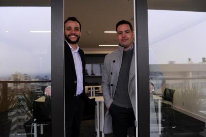  CAXIAS DO SUL, RS, BRASIL, 06/09/2019 - Bernardo Oliveira (de casaco cinza) e Felipe Soares inauguram em outubro a primeira escola de e-commerce da cidade. (MarceloCasagrande/Agência RBS)