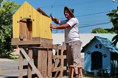  CACHOEIRINHA-RS BRASIL- Felipe Meireles, morador de Cachoeirinha criou o Projeto Casinhas Azuis: ele arrecada material e constrói casas para cães cuidados pela comunidade do entorno. Ele está pedindo mais material para dar andamento ao projeto.  FOTO FERNANDO GOMES/ DIÁRIO GAÚCHO.