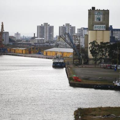  PORTO ALEGRE, RS, BRASIL, 06-09-2019: Situação das hidrovias no Rio Grande do Sul. Reportagem com foco sobre a cabotagem e navegação no interior no RS. Na foto, imagens do Porto de Porto Alegre, no Cais Mauá (FOTO FÉLIX ZUCCO/AGÊNCIA RBS, Editoria de Notícias).