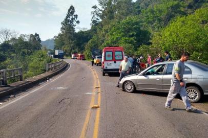 Acidente entre dois carros e um caminhão com duas mortes na RS-446 entre Carlos Barbosa e São Vendelino.