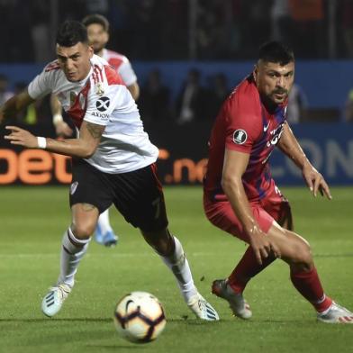 Argentinas River Plate Player Federico Carrizo (L) and Paraguays Cerro Porteno Juan Patino vie for the ball during a Copa Libertadores football match at Pablo Rojas stadium  in Asuncion, on August 29, 2019. (Photo by NORBERTO DUARTE / AFP)