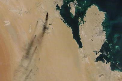  A satellite image provided by NASA Worldview on September 14, 2019, shows fires following drone strikes on two major oil installation owned by the state giant Aramco, in eastern Saudi Arabia, and claimed by the Tehran-backed Huthi rebels in neighbouring Yemen, where a Saudi-led coalition is bogged down in a five-year war. - Saudi Arabia raced on September 15, 2019 to restart operations at oil plants hit by drone attacks which slashed its production by half, as Iran dismissed US claims it was behind the assault. The peninsula in the image is Qatar and the island (top) is Bahrain. (Photo by Handout / NASA Worldview / AFP) / RESTRICTED TO EDITORIAL USE - MANDATORY CREDIT AFP PHOTO / NASA Worldview  - NO MARKETING - NO ADVERTISING CAMPAIGNS - DISTRIBUTED AS A SERVICE TO CLIENTSEditoria: WARLocal: AbqaiqIndexador: HANDOUTSecao: energy and resourceFonte: NASA WorldviewFotógrafo: STR