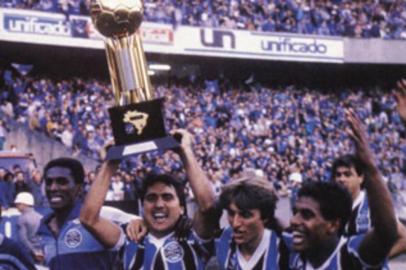 Paulo Egidio ergue a taça de campeão da Copa do Brasil 1989.