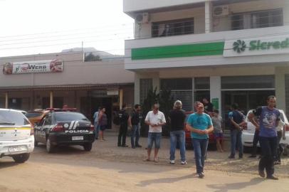  Criminosos atacaram um banco e fugiram com três reféns em Itati, no Litoral Norte. Conforme informações preliminares da Brigada Militar (BM), o crime aconteceu por volta das 14h30min desta segunda-feira (16).