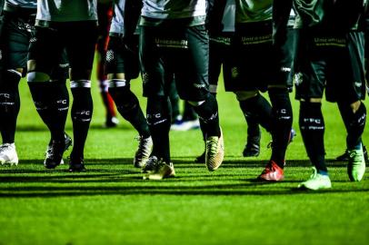  FLORIANÓPOLIS, SANTA CATARINA, BRASIL - FOTO: TIAGO GHIZONI/DIÁRIO CATARINENSE - 24/08/2019 - Os jogadores do Figueirense trocaram o WO e a semana de greve pelo coração e pela garra. Jogando no limite e com forte apoio da maioria dos 2,9 mil torcedores que estiveram no Orlando Scarpelli, o Figueira empatou em 2 a 2 com o CRB na noite deste sábado no Orlando Scarpelli.