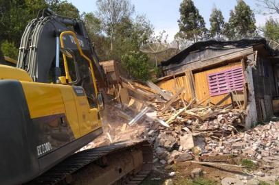 A prefeitura de Caxias do Sul e a Justiça concluíram nesta segunda-feira a remoção de quatro casas erguidas em área pública no bairro Cinquentenário II, em Caxias do Sul.