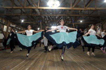  CAXIAS DO SUL, RS, BRASIL, 14/09/2019A dança é mais antiga das expressões tradicionalistas cultuadas pelos integrantes de Centro de Tradições Gaúchas (CTG) e está na série sobre a Semana Farroupilha.CaseGrupo de dança do CTG Heróis Farroupilhas, de Caxias(Lucas Amorelli/Agência RBS)