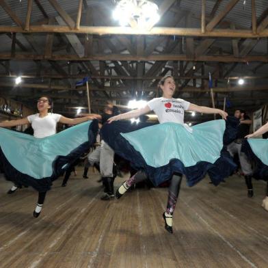  CAXIAS DO SUL, RS, BRASIL, 14/09/2019A dança é mais antiga das expressões tradicionalistas cultuadas pelos integrantes de Centro de Tradições Gaúchas (CTG) e está na série sobre a Semana Farroupilha.CaseGrupo de dança do CTG Heróis Farroupilhas, de Caxias(Lucas Amorelli/Agência RBS)