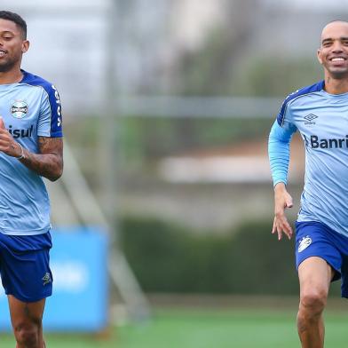 Atacantes do Grêmio, André e Tardelli correndo lado a lado em treino no CT Luiz Carvalho