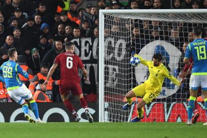  Liverpools Brazilian goalkeeper Alisson Becker (2R) saves a shot from Napolis Polish striker Arkadiusz Milik (L) during the UEFA Champions League group C football match between Liverpool and Napoli at Anfield stadium in Liverpool, north west England on December 11, 2018. (Photo by Paul ELLIS / AFP)Editoria: SPOLocal: LiverpoolIndexador: PAUL ELLISSecao: soccerFonte: AFPFotógrafo: STF