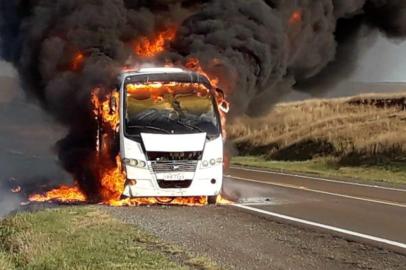 um micro ônibus pegou fogo na estrada