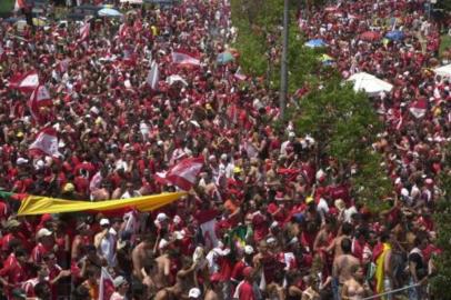 **Atenção, Somente a baixa resolução está disponível***** Mauro Vieira > Festa colorada 3 ***Comemoração da trocida colorada na Goethe, pelo titulo de Campeão do Mundo conquistado pelo Internacional