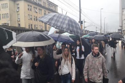 Municipários protestam após anúncio da prefeitura de Porto Alegre de fechamento do Imesf, instituto responsável pela saúde da família na Capital