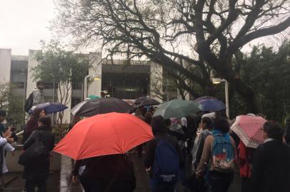 Manifestantes chegam à Câmara de Vereadores