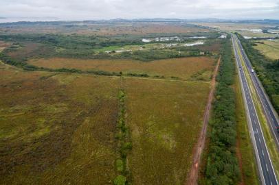  Eldorado do Sul, RS, BRASIL, 30/05/2017 : Área da Fepagro que receberá penitenciária federal . A área escolhida tem mais de 150 hectares, sendo que a exigência mínima do governo federal para a construção da unidade de segurança máxima é de cerca de 25 hectares. A capacidade é de 208 vagas. No momento, o governo federal delimita a área da Fepagro onde será construído a prisão.  (Omar Freitas/Agência RBS)