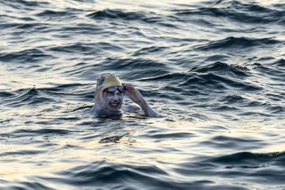  A handout photograph taken off the coast of Dover, southern England on September 15, 2019, and released by Jon Washer Photoraphy on September 17, 2019 shows US swimmer Sarah Thomas swimming in the Dover Strait, 10 miles off the English coast, on the first leg of her non-stop four leg, 54 hour, cross-Channel swim between England and France. - An American breast cancer survivor on September 17, became the first person to swim across the Channel four times non-stop in a 54-hour feat of endurance. Sarah Thomas, 37, an open water marathon swimmer from the US state of Colorado, could be seen in a video posted on Facebook arriving at Dover on the southern English coast with a group of supporters cheering her on. (Photo by HO / various sources / AFP) / RESTRICTED TO EDITORIAL USE - MANDATORY CREDIT AFP PHOTO / HANDOUT / Jon Washer PhotographyEditoria: POLLocal: DoverIndexador: HOSecao: swimmingFonte: Jon WasherFotógrafo: STR