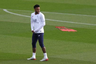  Paris Saint-Germains Brazilian forward Neymar stands on the pitch during a training session at the clubs Camp des Loges training grounds in Saint-Germain-en-Laye, west of Paris on September 17, 2019 on the eve of their UEFA Champions League Group A football match Paris Saint-Germain and Real Madrid CF. (Photo by GEOFFROY VAN DER HASSELT / AFP)Editoria: SPOLocal: Saint-Germain-en-LayeIndexador: GEOFFROY VAN DER HASSELTSecao: soccerFonte: AFPFotógrafo: STR