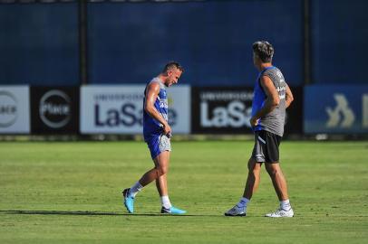  PORTO ALEGRE, RS, BRASIL 23/03/2018 - Treino do Grêmio que ocorreu na tarde desta sexta feira. Na foto- Arthur,  Renato Gaúcho  (FOTOGRAFO:ISADORA NEUMANN / AGENCIA RBS)