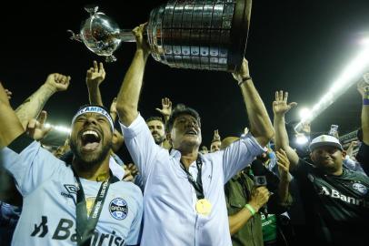  Jogadores e comissão técnica comemoram o tricampeonato da Libertadores da América em Lanús, Argentina, na madrugada desta quinta-feira (30).Indexador: Felix Zucco