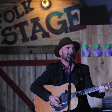  CAXIAS DO SUL, RS, BRASIL, 24/11/2018. 11º Mississippi Delta Blues Festival, MDBF, no Largo da Estação Férrea - 3º dia. Na foto, Gallie no Folk Stage. (Felipe Nyland/Agência RBS)