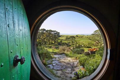 Em pouco mais de uma década, um pequeno pedaço de terra na área rural da Nova Zelândia conhecido como Hobbiton Movie Set, atingiu a marca de um milhão de visitantes. Situada perto de Matamata, na região neozelandesa de Waikato, a área onde foram gravadas as sequências dos filmes O Senhor dos Anéis e O Hobbit se tornou uma das atrações turísticas mais visitadas do país.