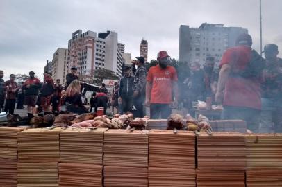  PORTO ALEGRE, RS; 18.09.2019 - Torcedores no entorno do Beira-Rio antes da partida pela final da Copa do Brasil