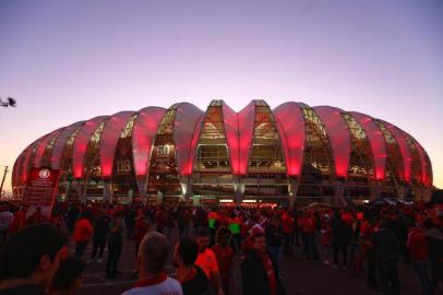 Chegada da torcida do Inter no Beira-Rio no início da noite. Foto: André Ávila/Agência RBS