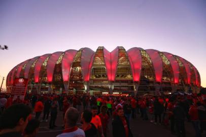  PORTO ALEGRE, RS, BRASIL, 18/09/2019- Movimentação de torcedores no entorno do estádio Beira-Rio. (FOTOGRAFO: ANDRÉ ÁVILA / AGENCIA RBS)