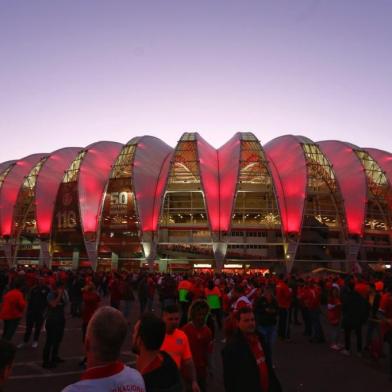  PORTO ALEGRE, RS, BRASIL, 18/09/2019- Movimentação de torcedores no entorno do estádio Beira-Rio. (FOTOGRAFO: ANDRÉ ÁVILA / AGENCIA RBS)