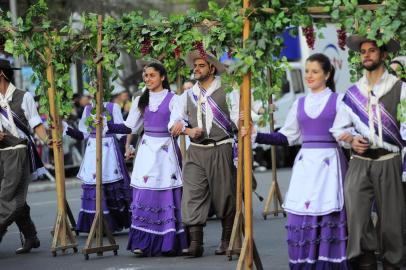  CAXIAS DO SUL, RS, BRASIL, 20/09/2014. Tradicionalismo, Semana Farroupilha - Desfile Farroupilha de Caxias do Sul acontece no dia 20 de setembro em Caxias  e reúne público de 10 mil pessoas. O tema do desfile desse ano foi EU SOU DO SUL. (Porthus Junior/Pioneiro)