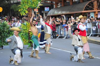  CAXIAS DO SUL, RS, BRASIL, 20/09/2014. Tradicionalismo, Semana Farroupilha - Desfile Farroupilha de Caxias do Sul acontece no dia 20 de setembro em Caxias  e reúne público de 10 mil pessoas. O tema do desfile desse ano foi EU SOU DO SUL. (Porthus Junior/Pioneiro)