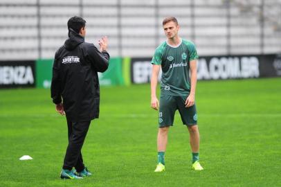  CAXIAS DO SU, RS, BRASIL, 18/09/2019. Treino do Juventude no estádio Alfredo Jaconi. O Ju se prepara para o jogo da volta da semifinal da série C do Campeonato Brasileiro contra o Náutico. Na foto, técnico Leandro Fahel (E) com o atacante Gabriel Poveda (D). (Porthus Junior/Agência RBS)Indexador: Porthus Junior                  