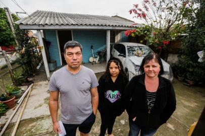  PORTO ALEGRE, RS, BRASIL, 18/09/2019: Família teve de tirar dinheiro do bolso para fazer casa vendida por construtora. Marli Lorenz Gross (Mãe), Cristóvão Rodrigues Barbosa (Pai) e Maria Carolina (filha). (Foto: Omar Freitas / Agência RBS)Indexador: NGS