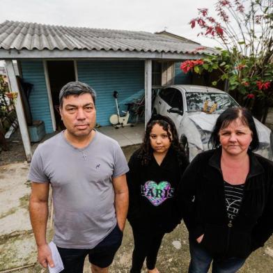  PORTO ALEGRE, RS, BRASIL, 18/09/2019: Família teve de tirar dinheiro do bolso para fazer casa vendida por construtora. Marli Lorenz Gross (Mãe), Cristóvão Rodrigues Barbosa (Pai) e Maria Carolina (filha). (Foto: Omar Freitas / Agência RBS)Indexador: NGS