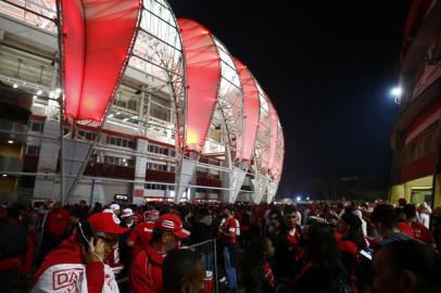  PORTO ALEGRE, RS, BRASIL, 19-09-2019: Torcida no lado de fora do Estádio Beira Rio, durante a final entre Inter e Athletico Paranaense (FOTO FÉLIX ZUCCO/AGÊNCIA RBS, Editoria de Esportes).