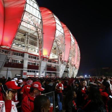  PORTO ALEGRE, RS, BRASIL, 19-09-2019: Torcida no lado de fora do Estádio Beira Rio, durante a final entre Inter e Athletico Paranaense (FOTO FÉLIX ZUCCO/AGÊNCIA RBS, Editoria de Esportes).