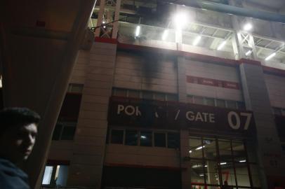  PORTO ALEGRE, RS, BRASIL, 19-09-2019: Portão 7 do Beira Rio é incendiado após a final entre Inter e Athletico Paranaense (FOTO FÉLIX ZUCCO/AGÊNCIA RBS, Editoria de Esportes).