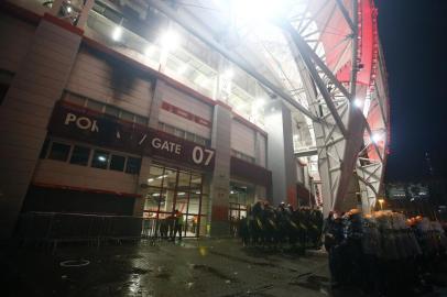  PORTO ALEGRE, RS, BRASIL, 19-09-2019: Portão 7 do Beira Rio é incendiado após a final entre Inter e Athletico Paranaense (FOTO FÉLIX ZUCCO/AGÊNCIA RBS, Editoria de Esportes).