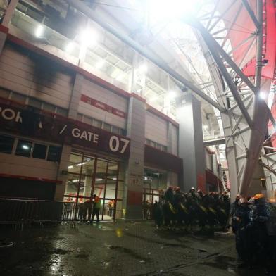  PORTO ALEGRE, RS, BRASIL, 19-09-2019: Portão 7 do Beira Rio é incendiado após a final entre Inter e Athletico Paranaense (FOTO FÉLIX ZUCCO/AGÊNCIA RBS, Editoria de Esportes).