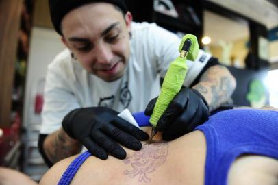  PORTO ALEGRE,RS,BRASIL.2019,09,19.Campanha para doaçõa de orgãos,tatuadores fazem tatuagens de orgãos,e doação valores para Santa Casa,para ajudra na campnha.Na foto.Jean Etienne(RONALDO BERNARDI/AGENCIA RBS).