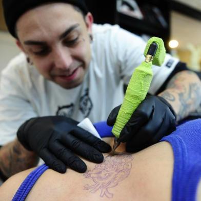  PORTO ALEGRE,RS,BRASIL.2019,09,19.Campanha para doaçõa de orgãos,tatuadores fazem tatuagens de orgãos,e doação valores para Santa Casa,para ajudra na campnha.Na foto.Jean Etienne(RONALDO BERNARDI/AGENCIA RBS).