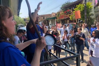 Funcionários ligados ao Imesf protestam contra extinção do órgão em unidade de saúde na Vila Cruzeiro do Sul