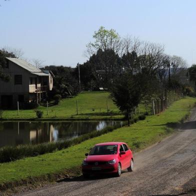  CAXIAS DO SUL,  RS, BRASIL, 25/08/2014 - Asfaltamento na Estrada dos Romeiros, entre Caxias e Farroupilha.Na foto, Trecho pertencente à Farroupilha. (JONAS RAMOS/PIONEIRO)Indexador:                                 